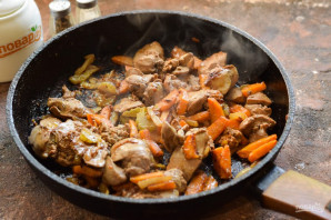 Куриная печень с сельдереем