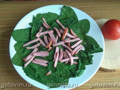 Завтрак из яиц со шпинатом, ветчиной и сыром в микроволновой печи