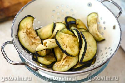 Баклажаны и перцами, обжаренные на сковороде в горчично-медовом соусе Баклажаны и перцами, обжаренные на сковороде в горчично-медовом соусе