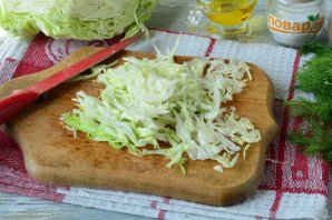 Салат с капустой, ветчиной и сухариками