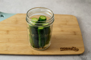 Маринованные огурцы с крыжовником