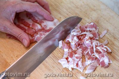 Минтай, жаренный с луком и беконом