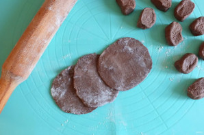 Шоколадные вареники с вишней