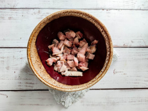 Селедка с зеленым горошком и луком