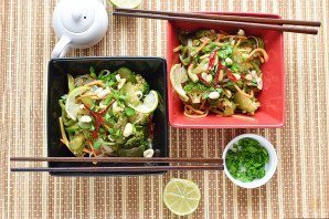 Салат с рисовой лапшой и овощами