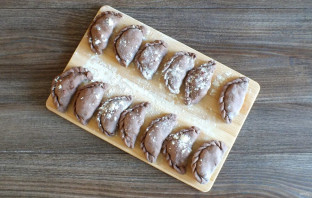 Шоколадные вареники с вишней