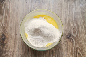 Шарлотка с яблоками на сметане в мультиварке