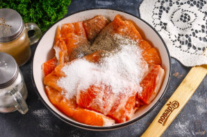 Соленая горбуша с лимоном