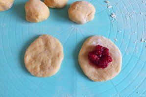 Пончики с малиной