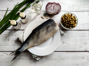 Селедка с зеленым горошком и луком