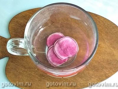 Салат из сыра с яйцом и красной редькой под острой заправкой