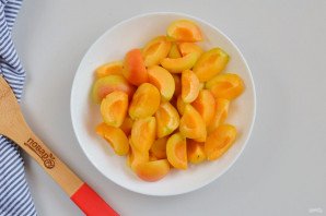 Шарлотка с абрикосами