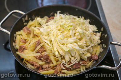 Куриные желудки, тушенные с картофелем и капустой