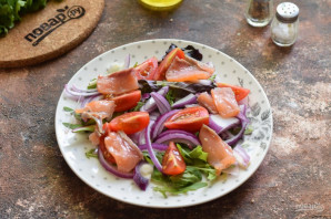 Салат с лососем и яйцом пашот