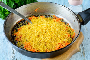 Вермишель с тушенкой на сковороде