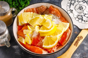 Соленая горбуша с лимоном
