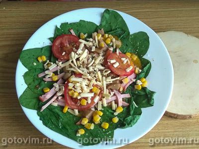 Завтрак из яиц со шпинатом, ветчиной и сыром в микроволновой печи