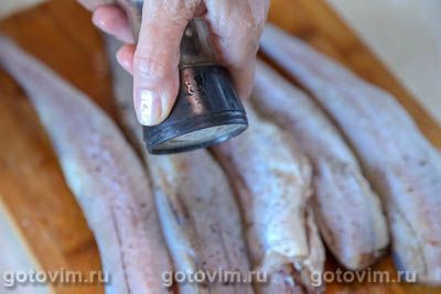 Минтай, жаренный с луком и беконом