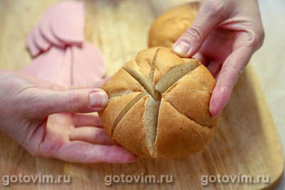 Горячие булочки, фаршированные колбасой, помидорами и сыром моцарелла Горячие булочки, фаршированные колбасой, помидорами и сыром моцарелла