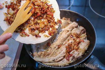 Минтай, жаренный с луком и беконом