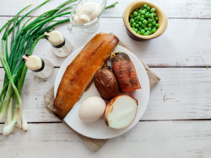 Овощной салат с копченой рыбой