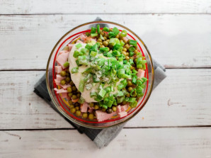 Салат из капусты, горошка и колбасы