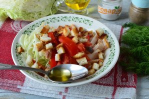 Салат с капустой, ветчиной и сухариками