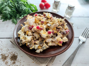 Салат с курицей и брусникой