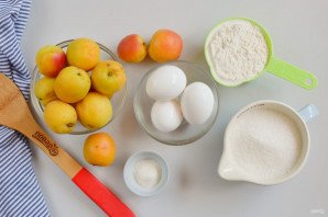 Шарлотка с абрикосами