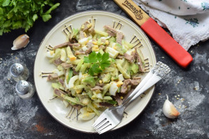 Салат с авокадо и языком