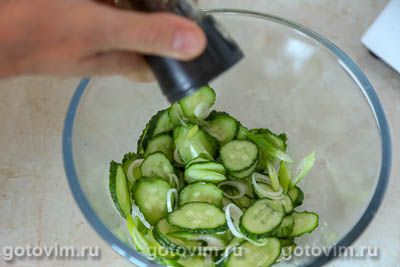 Салат из клубники с огурцами и сыром моцарелла Салат из клубники с огурцами и сыром моцарелла