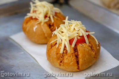 Горячие булочки, фаршированные мясным фаршем и сыром