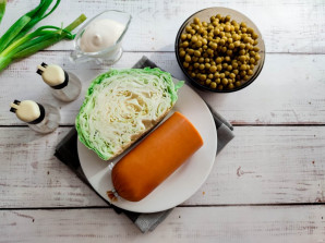 Салат из капусты, горошка и колбасы