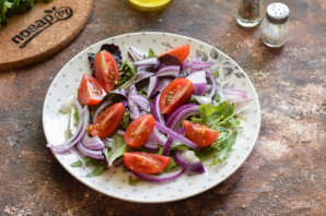 Салат с лососем и яйцом пашот