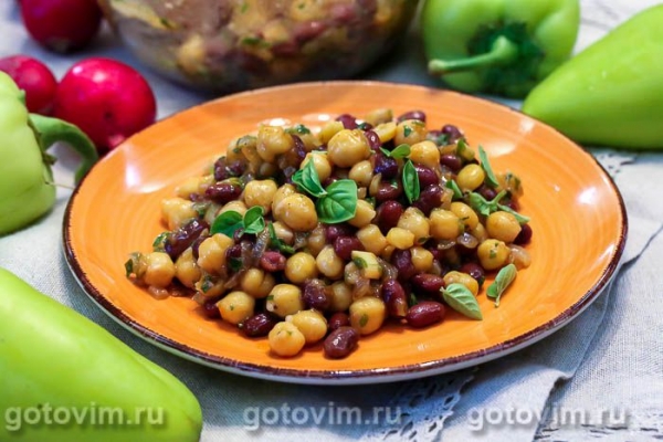 Мексиканский салат из нута, фасоли и лука Мексиканский салат из нута, фасоли и лука