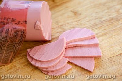 Горячие булочки, фаршированные колбасой, помидорами и сыром моцарелла Горячие булочки, фаршированные колбасой, помидорами и сыром моцарелла