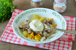 Салат из сельди с кукурузой