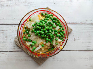 Овощной салат с копченой рыбой