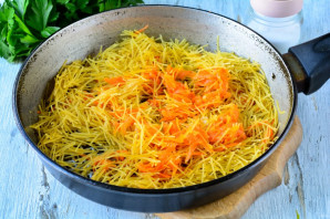 Вермишель с тушенкой на сковороде