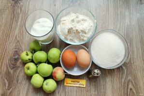 Шарлотка с яблоками на сметане в мультиварке