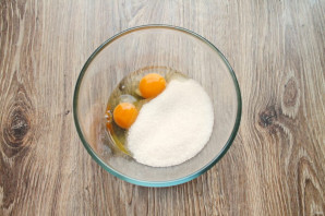 Шарлотка с яблоками на сметане в мультиварке