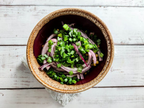 Селедка с зеленым горошком и луком