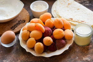 Пирог с абрикосами и клубникой в лаваше