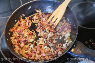 Минтай, жаренный с луком и беконом