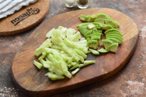 Салат с авокадо и языком