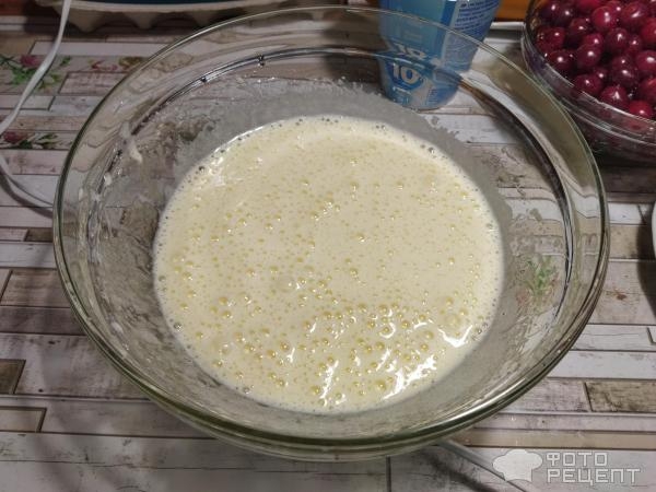 Рецепт: Ягодный манник - с вишней на сметане