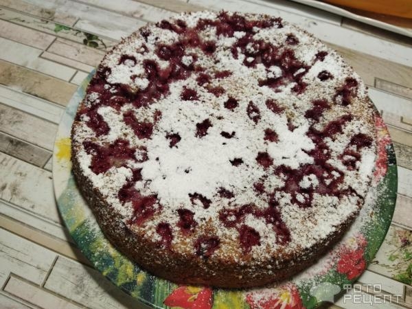 Рецепт: Ягодный манник - с вишней на сметане