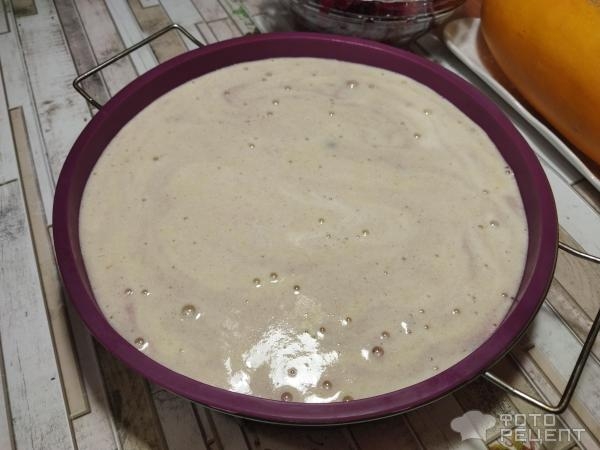 Рецепт: Ягодный манник - с вишней на сметане