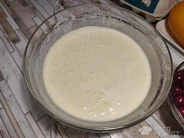 Рецепт: Ягодный манник - с вишней на сметане