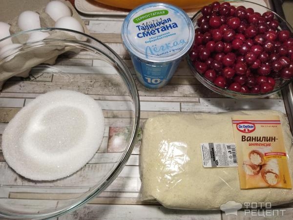 Рецепт: Ягодный манник - с вишней на сметане